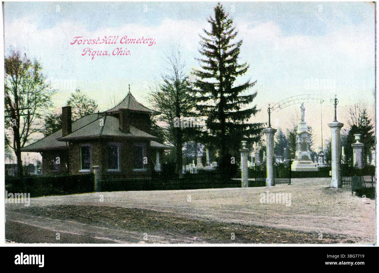 Cette photographie de 1911 montre une vue du cimetière de Forest Hill à Piqua, Ohio, un cimetière historique connu pour son cadre paisible. Banque D'Images