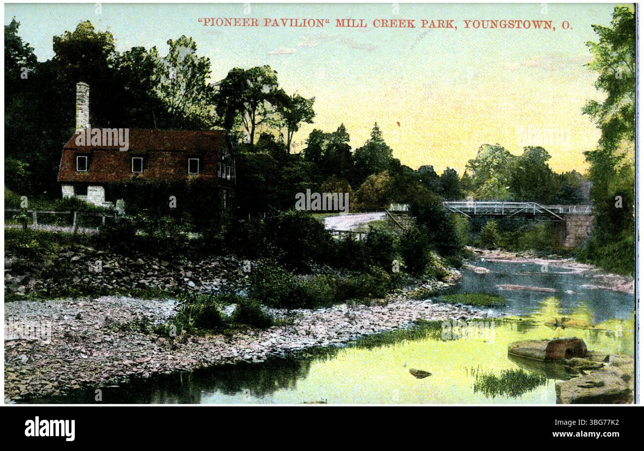 Une vue colorisée de 1907 du pavillon Pioneer à Mill Creek Park, Youngstown, Ohio, mettant en valeur le pavillon, le ruisseau, et pont niché dans l'environnement naturel du parc. Banque D'Images
