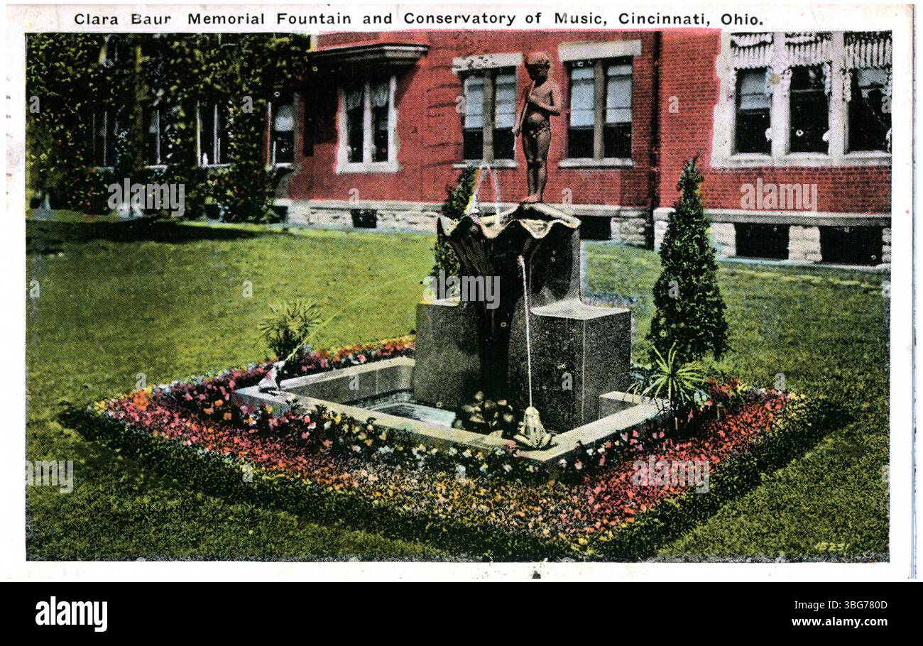 Une carte postale en couleur représentant la fontaine commémorative Clara Baur au Conservatoire de musique de Cincinnati, Ohio, mettant l'accent sur la conception artistique et architecturale de la fontaine. Banque D'Images