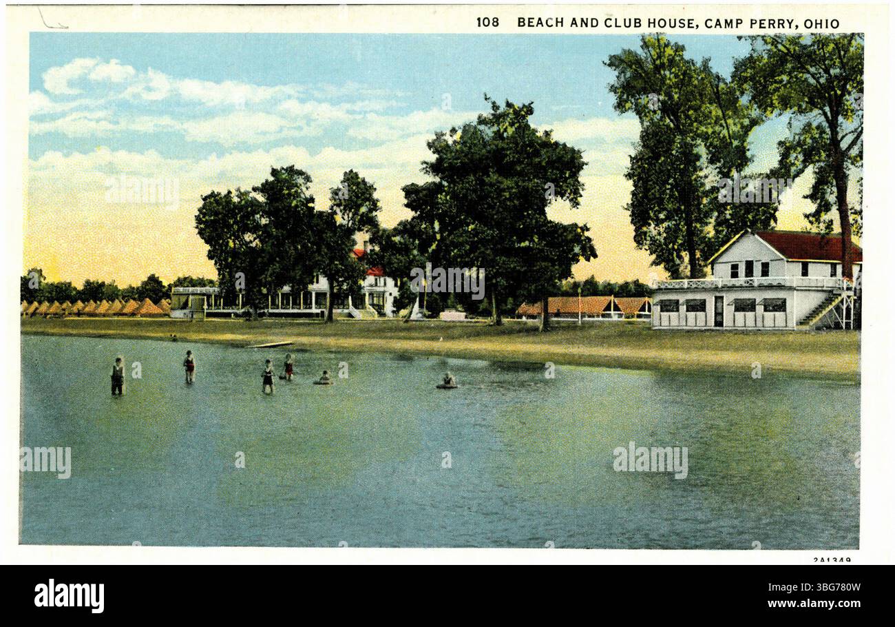 Cette carte postale en couleur montre la plage et le clubhouse de Camp Perry, situé près de Port Clinton, Ohio, offrant une vue sur le front de mer et les installations récréatives. Banque D'Images