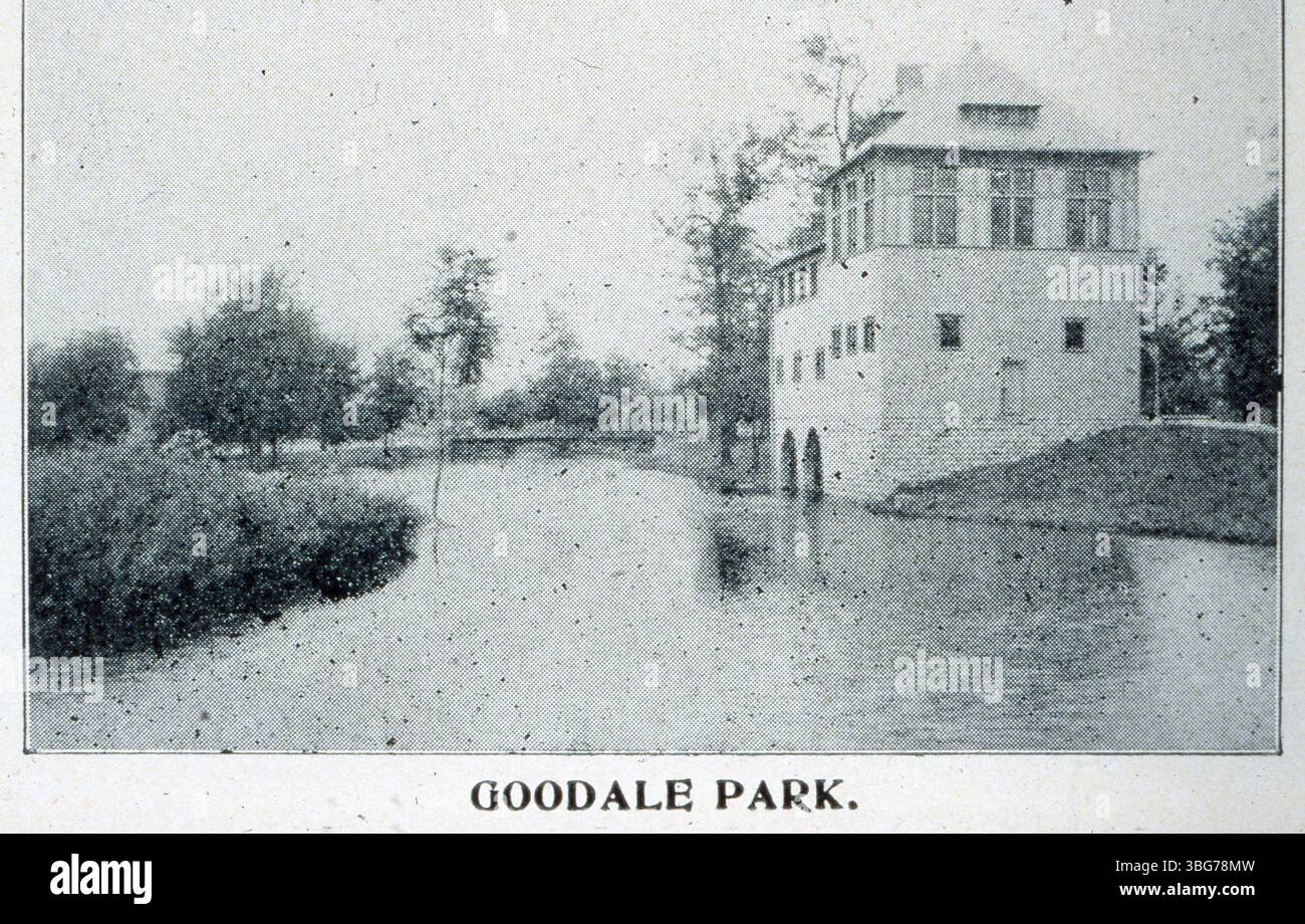 Cette photographie du lac ouest du parc Goodale, Columbus, Ohio, a été prise entre 1897 et 1900. Il montre le hangar à bateaux, construit en 1895, et le lac, qui a été enlevé en 1953. Le parc a été donné par le Dr Lincoln Goodale en 1851 à la condition qu'il soit préservé comme espace public. Banque D'Images