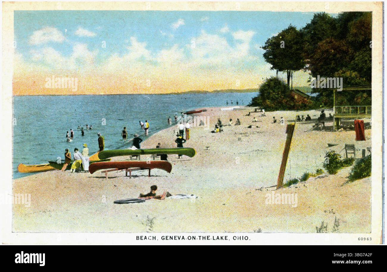 Une autre vue de la plage de Geneva-on-the-Lake, Ohio, avec des gens vus dans l'eau et sur le rivage le long du lac Érié. Banque D'Images