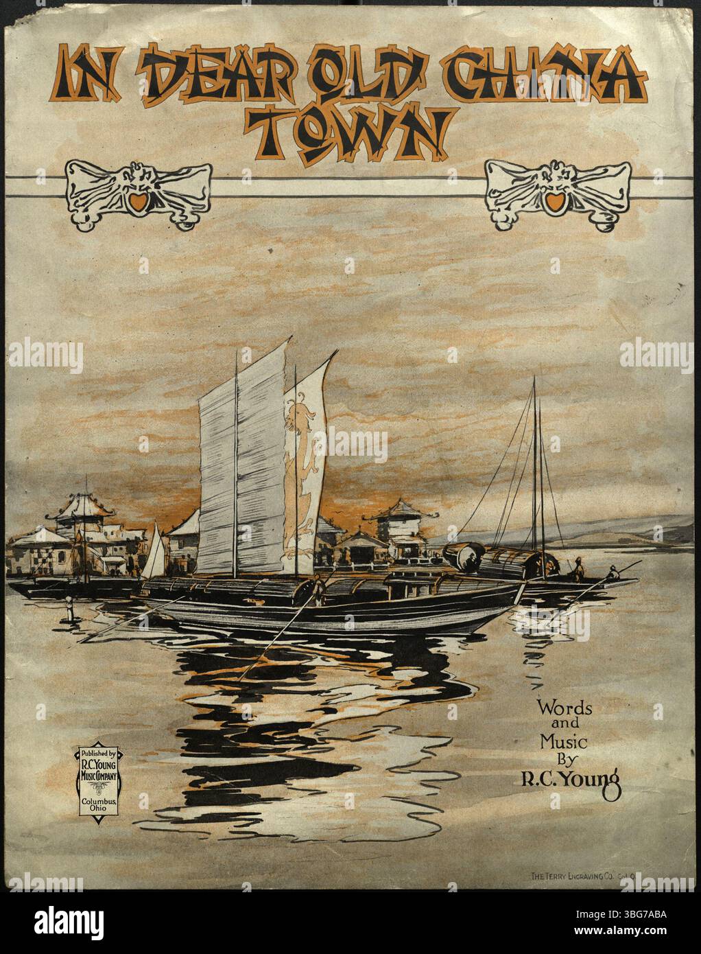 Cette couverture de 1918 de « In Dear Old China Town » présente des voiliers chinois amarrés au port, avec des bâtiments visibles en arrière-plan, évoquant l'atmosphère de Chinatown. Banque D'Images