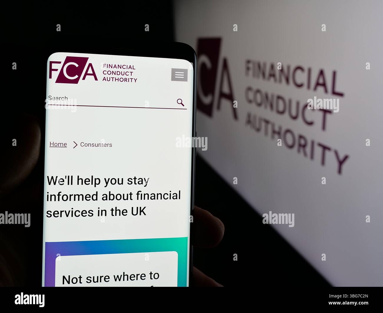 Stuttgart, Allemagne - 01 29 2025 : personne tenant un téléphone portable avec le site Web de l'autorité britannique de régulation financière Financial Conduct Authority (FCA) sur l'écran avec le logo. Banque D'Images