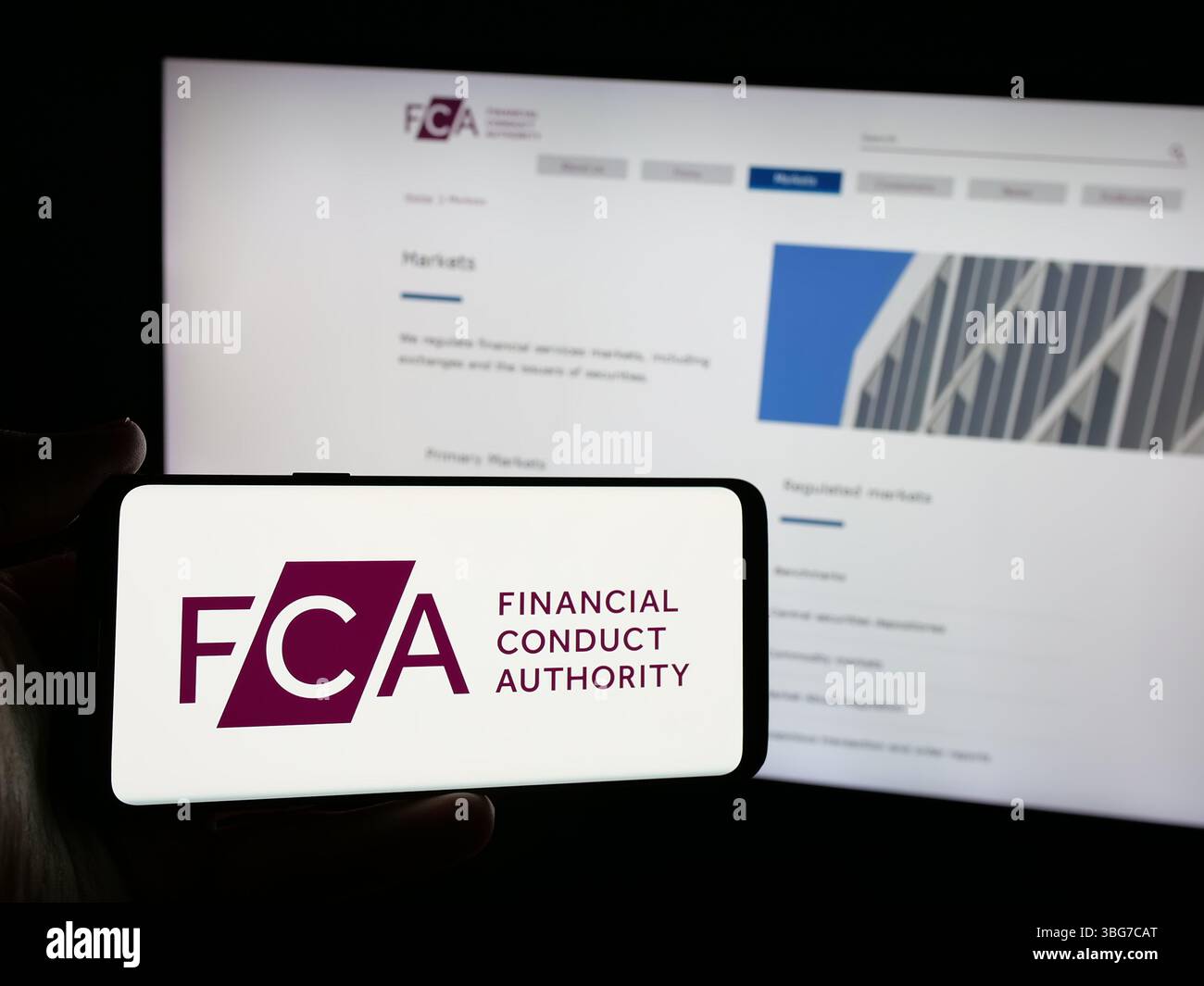 Stuttgart, Allemagne - 01 29 2025 : personne tenant un smartphone avec le logo du régulateur britannique Financial Conduct Authority (FCA) sur l'écran Banque D'Images