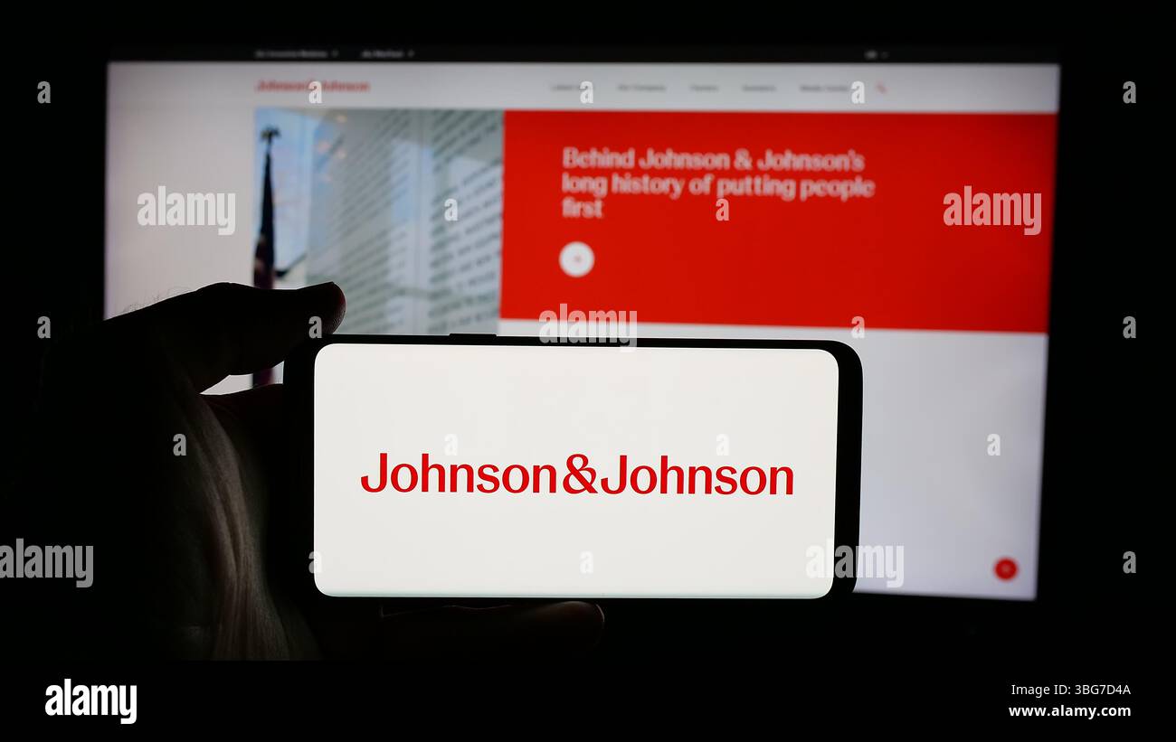 Stuttgart, Allemagne - 01 30 2025 : personne tenant un téléphone portable avec le logo de la société pharmaceutique américaine Johnson et Johnson sur l'écran Banque D'Images
