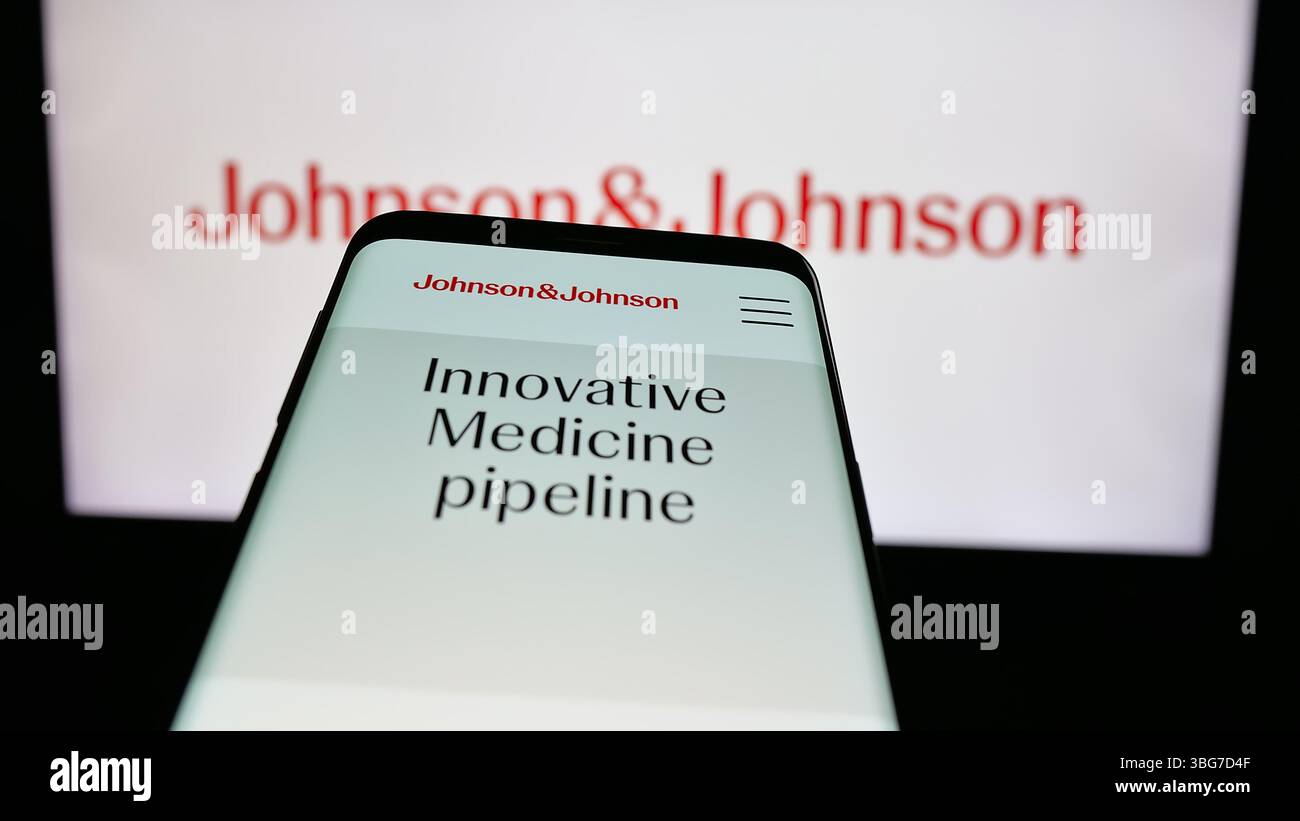 Stuttgart, Allemagne - 01-30-2025, téléphone portable avec le site Web de la société pharmaceutique américaine Johnson et Johnson sur l'écran devant le logo de l'entreprise. Banque D'Images