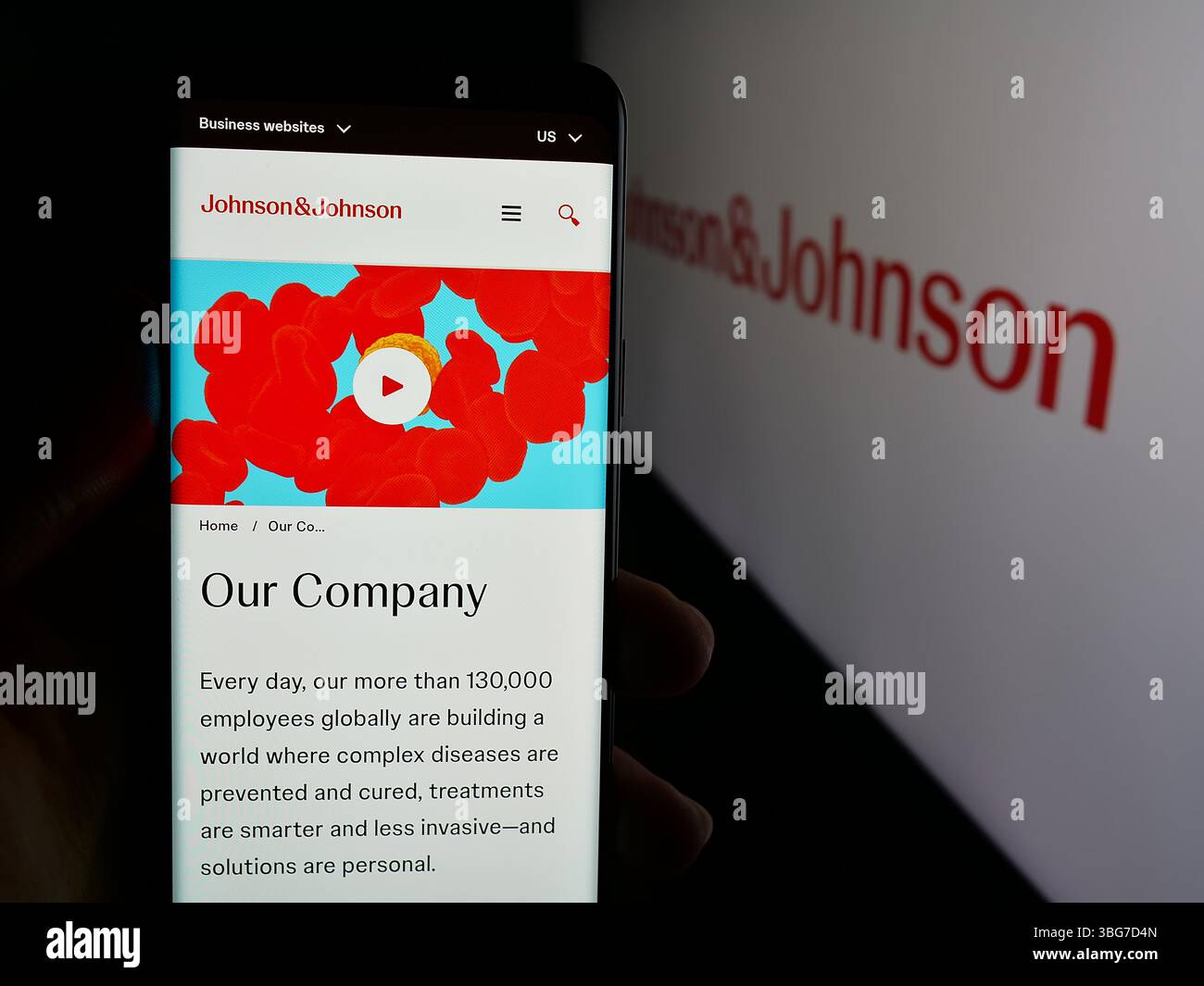 Stuttgart, Allemagne - 01 30 2025 : personne tenant un téléphone portable avec la page web de la société pharmaceutique américaine Johnson et Johnson sur l'écran avec le logo. Banque D'Images