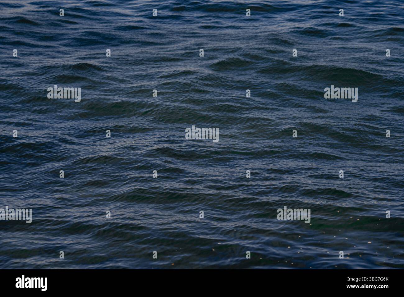 Les vagues bleu foncé de l'océan créent un motif fascinant et relaxant Banque D'Images