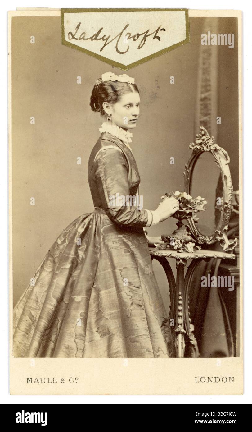 Carte de visite victorienne originale (carte de visite ou CDV) de la jeune femme artistocratique, Lady Croft, aristocrate - de la collection de la famille Arkwright, château de Hampton court Hereford, du studio photographique de Maull & Co. Londres, studio existait 1866-1878, circa 1867 ou 1868. Elle est peut-être Georgiana Eliza Lucy Marsh originaire du Hampshire, Angleterre, Royaume-Uni. Banque D'Images