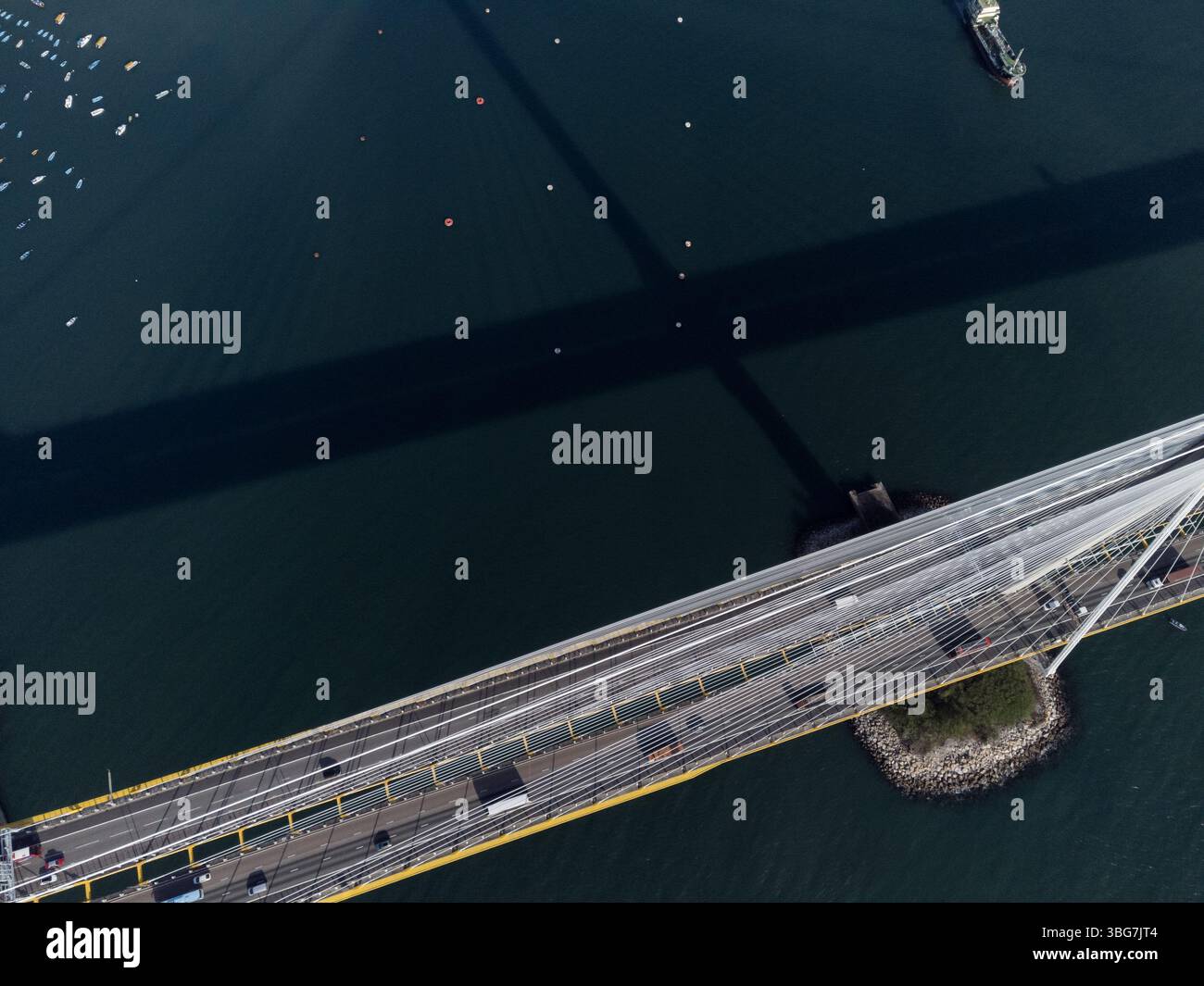 Vue aérienne du pont Tsing ma, mettant en valeur son architecture étonnante et les eaux environnantes, un mélange parfait d'ingénierie et de beauté naturelle. Banque D'Images
