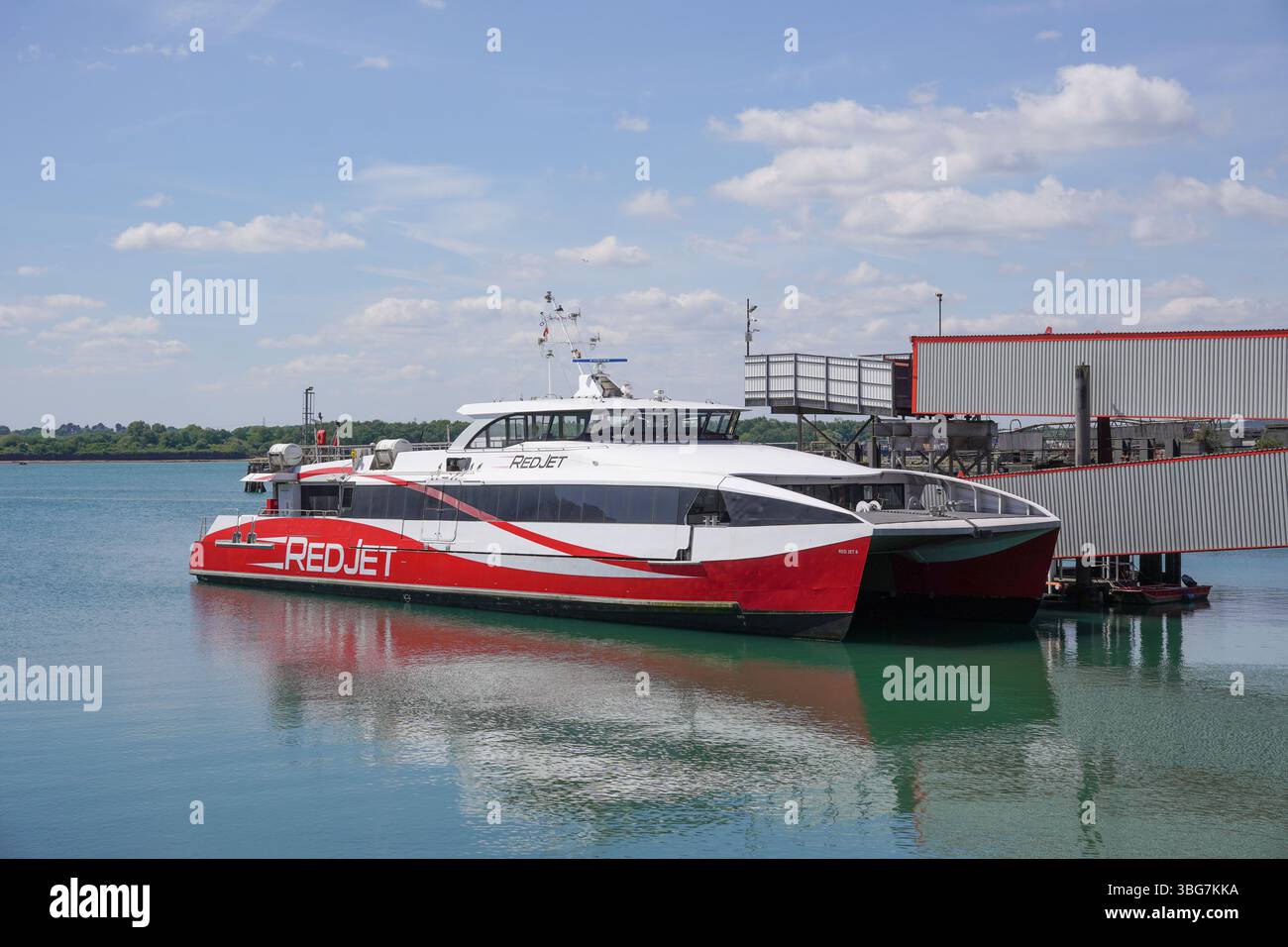 Southampton, Angleterre 7 mai 2025 - ferry à grande vitesse Red Jet reliant Southampton à Cowes, île de Wight. Service de transport public Banque D'Images