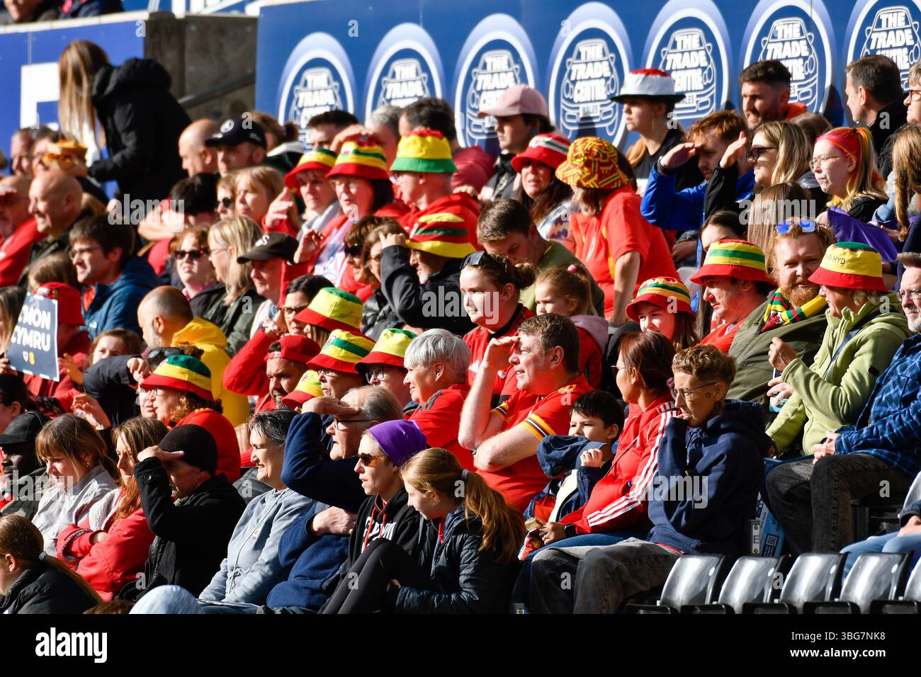 Swansea, pays de Galles. 3 juin 2025. Supporters du pays de Galles lors du match du groupe A4 de l'UEFA Women's Nations League entre le pays de Galles et l'Italie au stade Swansea.com de Swansea, pays de Galles, Royaume-Uni, le 3 juin 2025. Crédit : Duncan Thomas/Majestic Media. Banque D'Images