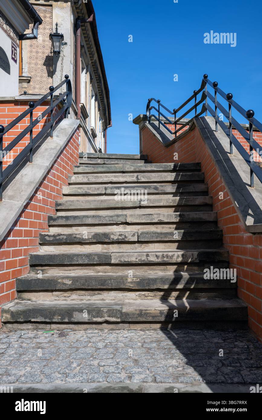 Pologne ; Lublin ; 2018, escalier en pierre dans la ville menant ; Steintreppe in der Stadt, die nach oben führt ; Escaleras de piedra en la ciudad ; Schody Banque D'Images