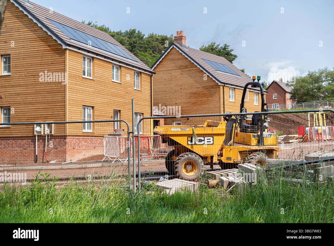 De nouvelles maisons sont construites avec un revêtement en bois pour le bâtiment. Des panneaux solaires sont sur le toit. Banque D'Images
