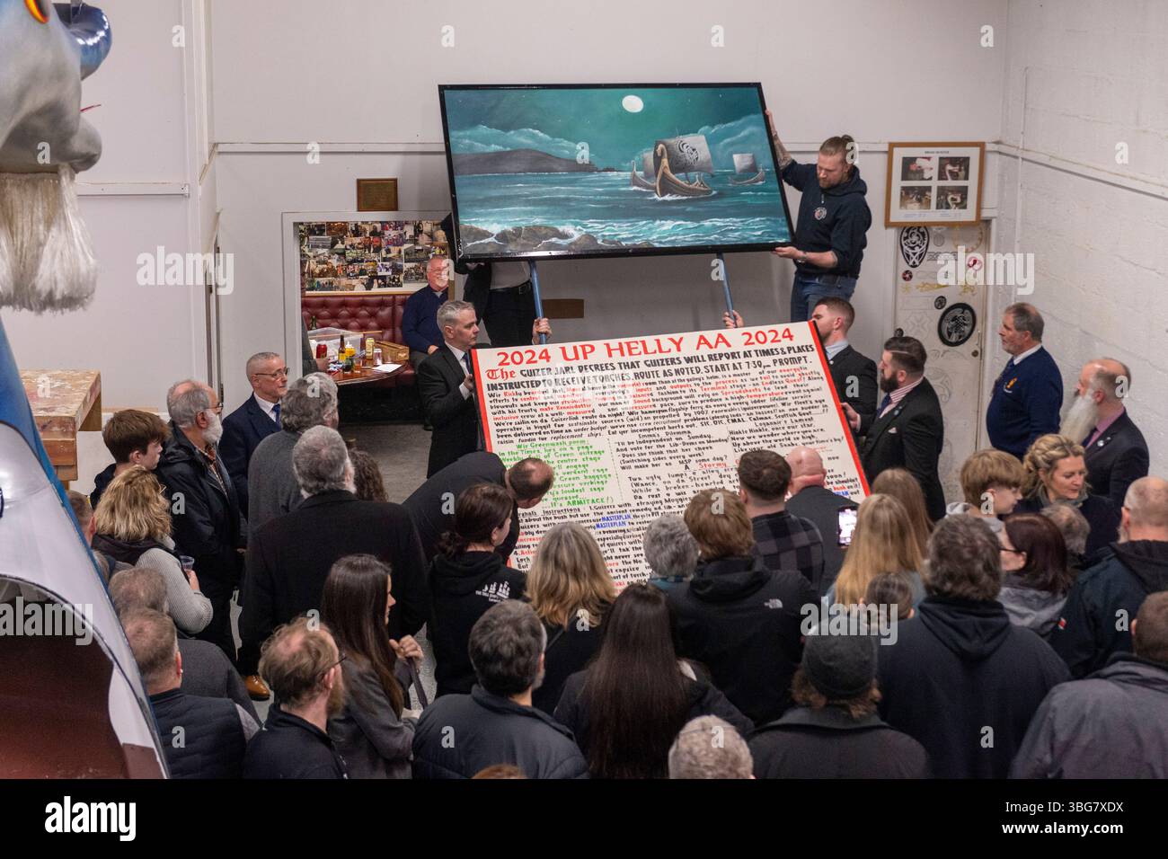 Dans une tradition profondément enracinée, le jarl Guizer signe la Proclamation à l'intérieur du Galley Shed à la veille de Up Helly AA, marquant le début de la cérémonie Banque D'Images