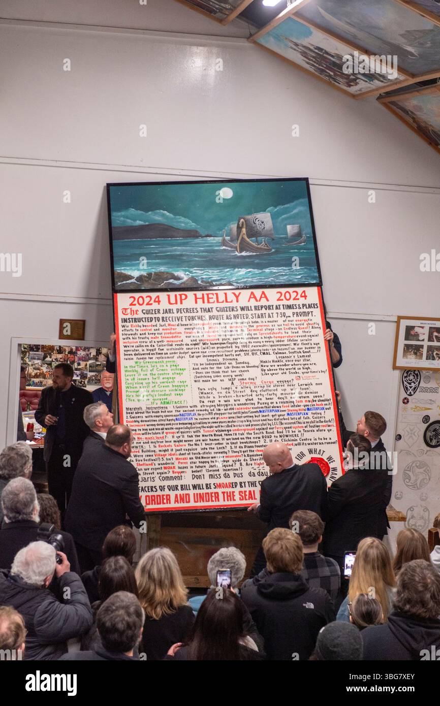 Dans une tradition profondément enracinée, le jarl Guizer signe la Proclamation à l'intérieur du Galley Shed à la veille de Up Helly AA, marquant le début de la cérémonie Banque D'Images