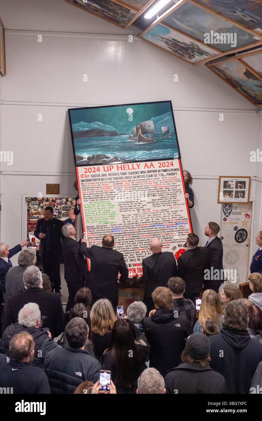 Dans une tradition profondément enracinée, le jarl Guizer signe la Proclamation à l'intérieur du Galley Shed à la veille de Up Helly AA, marquant le début de la cérémonie Banque D'Images