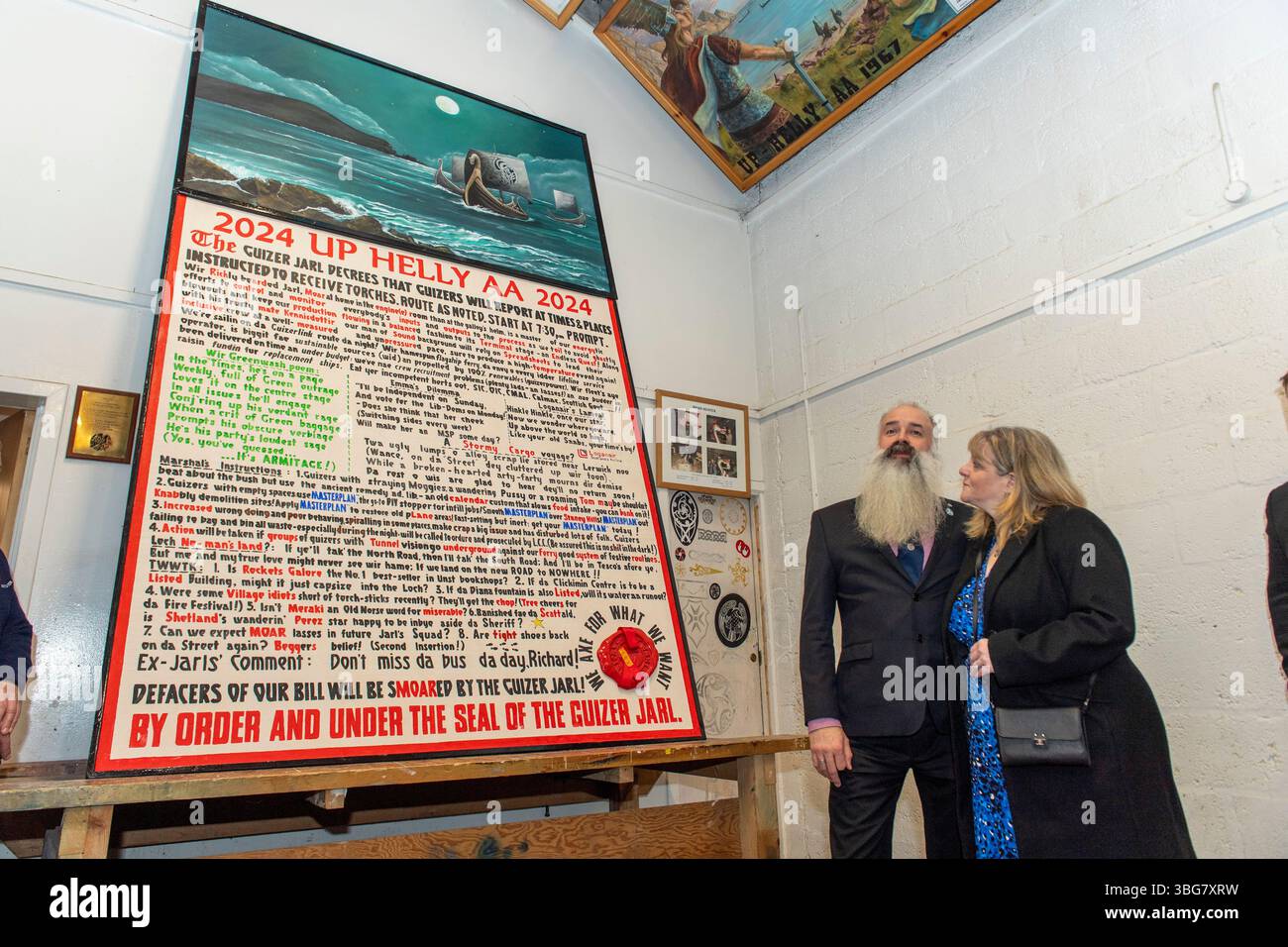 Dans une tradition profondément enracinée, le jarl Guizer signe la Proclamation à l'intérieur du Galley Shed à la veille de Up Helly AA, marquant le début de la cérémonie Banque D'Images