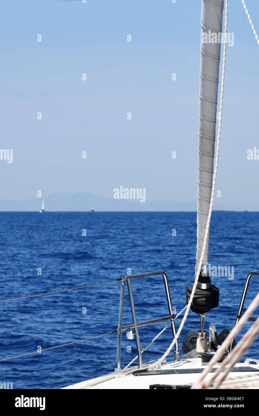 Port de Fethiye, Turquie. Croisière en voilier en Turquie. Régate de voile. Beaux yachts blancs, voiliers ou voiliers naviguant en mer sur un da ensoleillé lumineux Banque D'Images