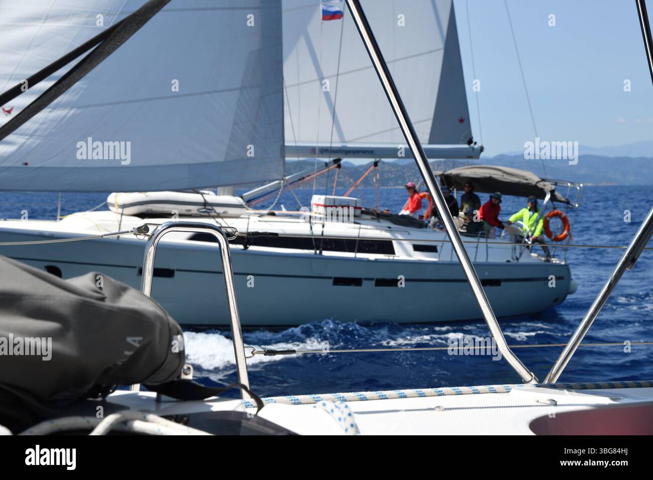 Port de Fethiye, Turquie. Croisière en voilier en Turquie. Régate de voile. Beaux yachts blancs, voiliers ou voiliers naviguant en mer sur un da ensoleillé lumineux Banque D'Images
