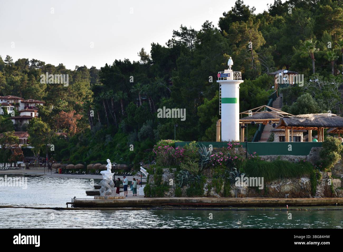 Fethiye, Turquie - 19 mai 2025 : Resort à Fethiye. Plage, promenade et phare sur la rive de la mer Banque D'Images