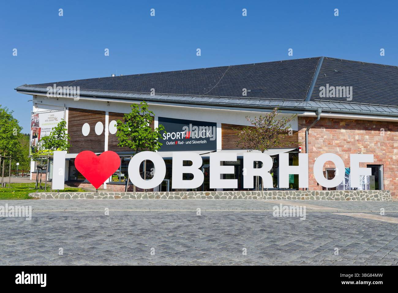 J'aime Oberhof signe logo dans la ville d'Oberhof. Centre de sports d'hiver dans la chaîne de montagnes de la forêt de Thuringe, Allemagne centrale. Banque D'Images