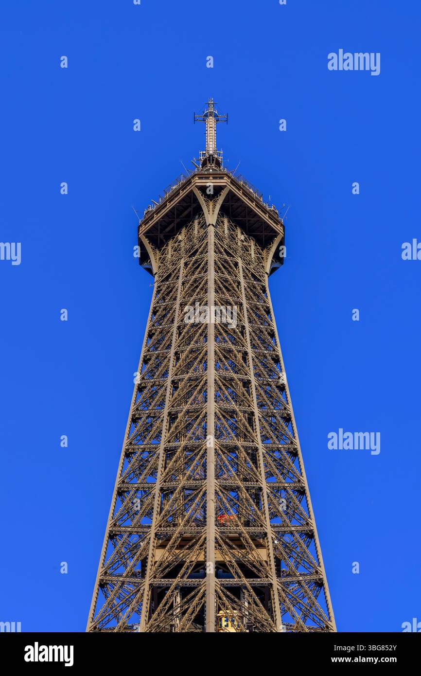 La Tour Eiffel doit être le bâtiment le plus emblématique de Paris. Inauguré en 1889, il est le monument le plus visité au monde avec 7 millions de visiteurs par an. Banque D'Images
