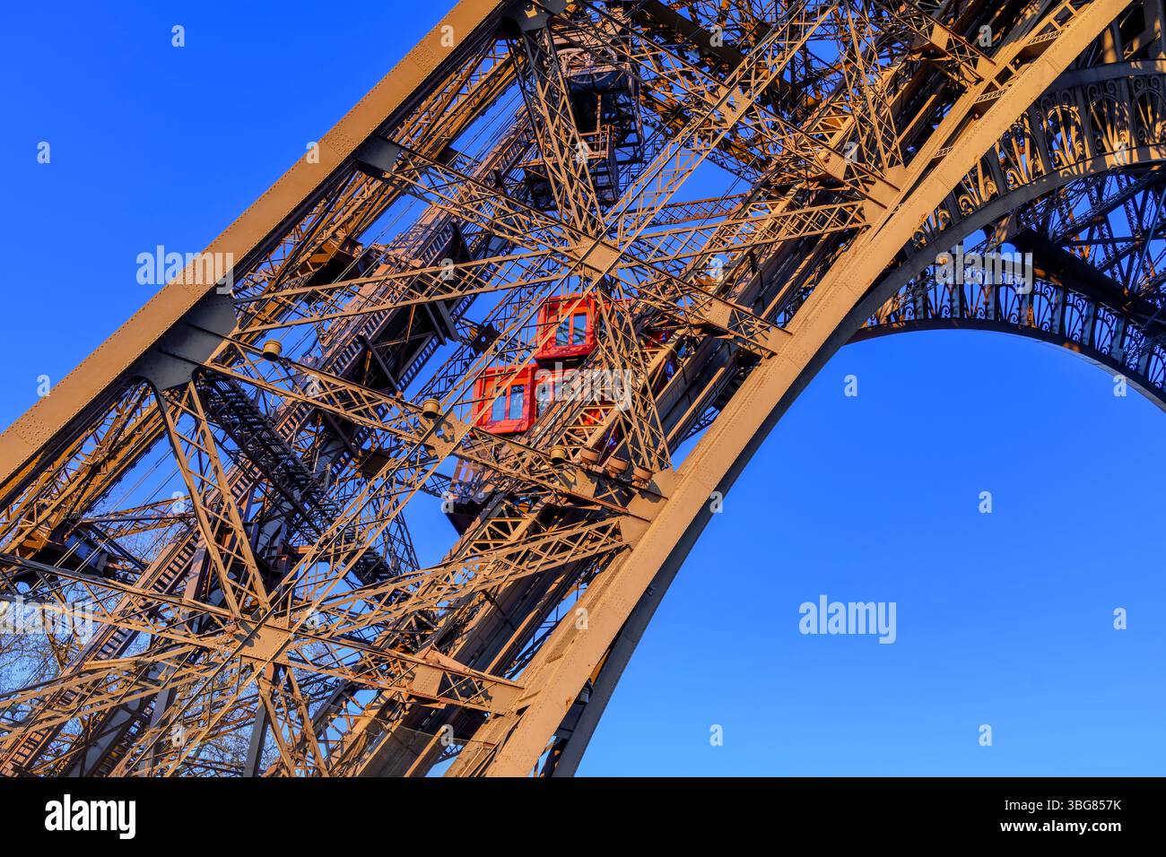 La Tour Eiffel doit être le bâtiment le plus emblématique de Paris. Inauguré en 1889, il est le monument le plus visité au monde avec 7 millions de visiteurs par an. Banque D'Images