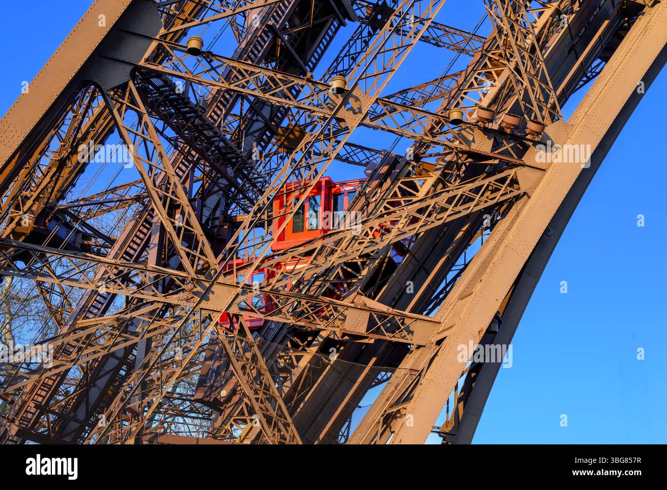 La Tour Eiffel doit être le bâtiment le plus emblématique de Paris. Inauguré en 1889, il est le monument le plus visité au monde avec 7 millions de visiteurs par an. Banque D'Images