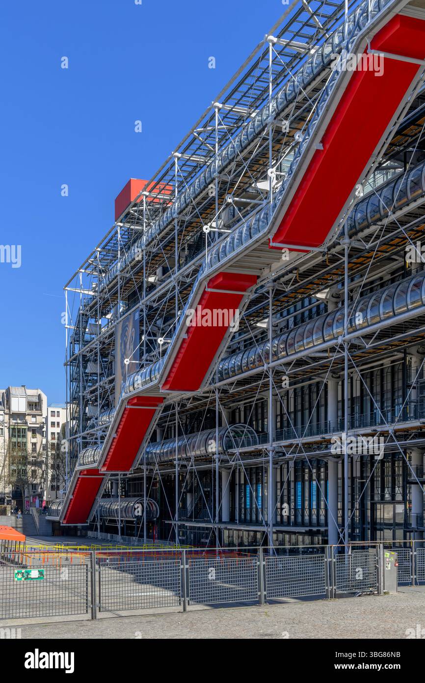 Ouverture du Centre Pompidou 1977. Construit dans le style High Tech avec les services codés par couleur à l'extérieur du bâtiment. Les escaliers rouges courent à l'extérieur aussi. Banque D'Images