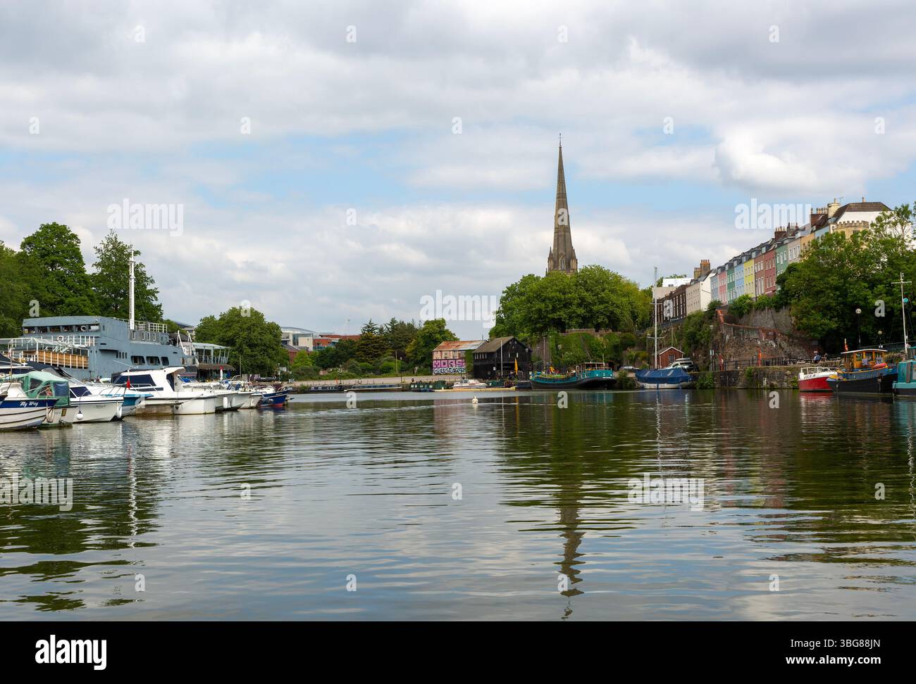 Église Spire of Saint Mary Redcliff de Floating Harbour, Bristol, Angleterre, bateaux amarrés au bord de l'eau Banque D'Images