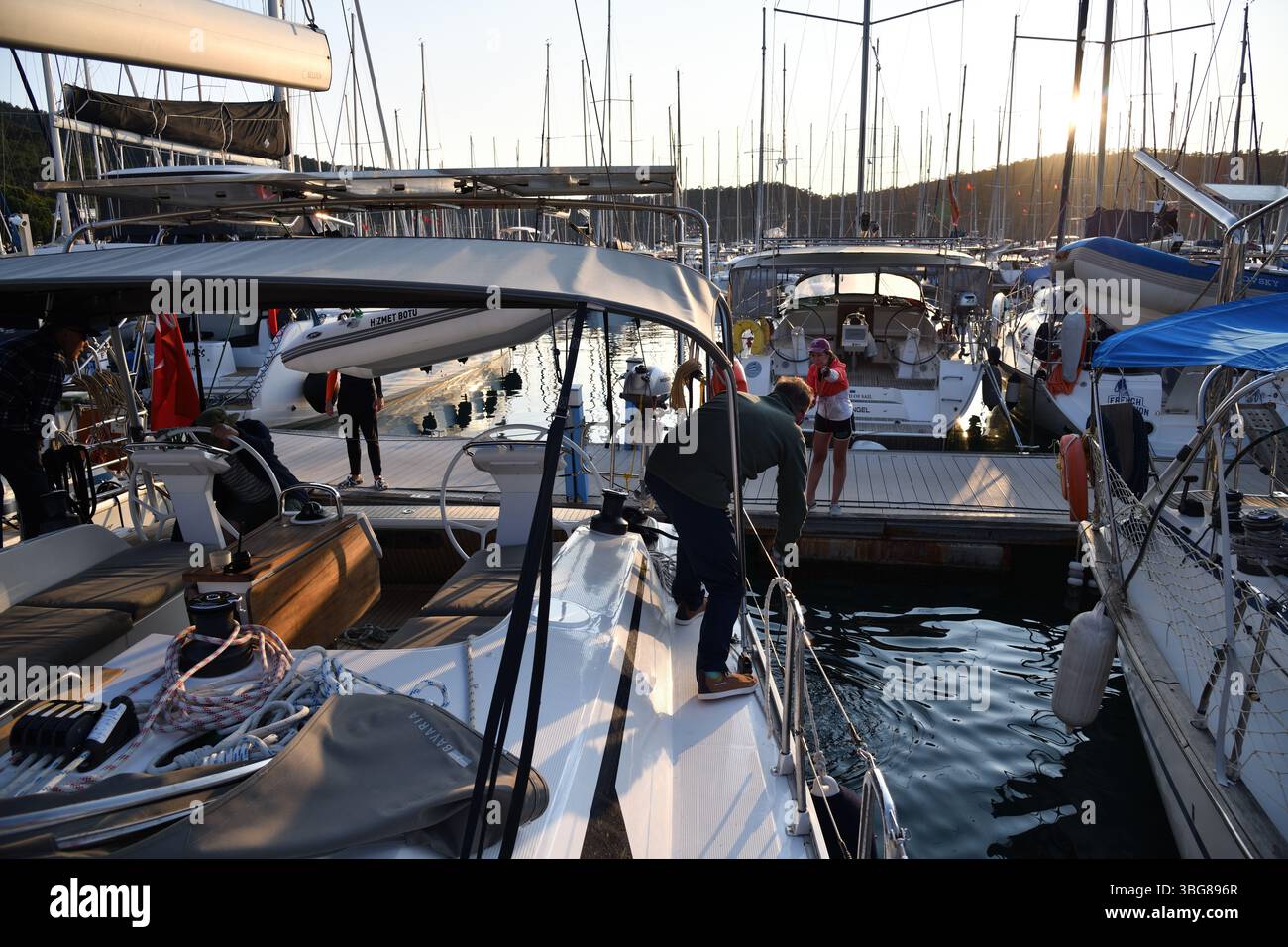 Fethiye, Turquie - 19 mai 2025 : ECE Saray Marina à Fethiye. Amarrage de yachts Banque D'Images