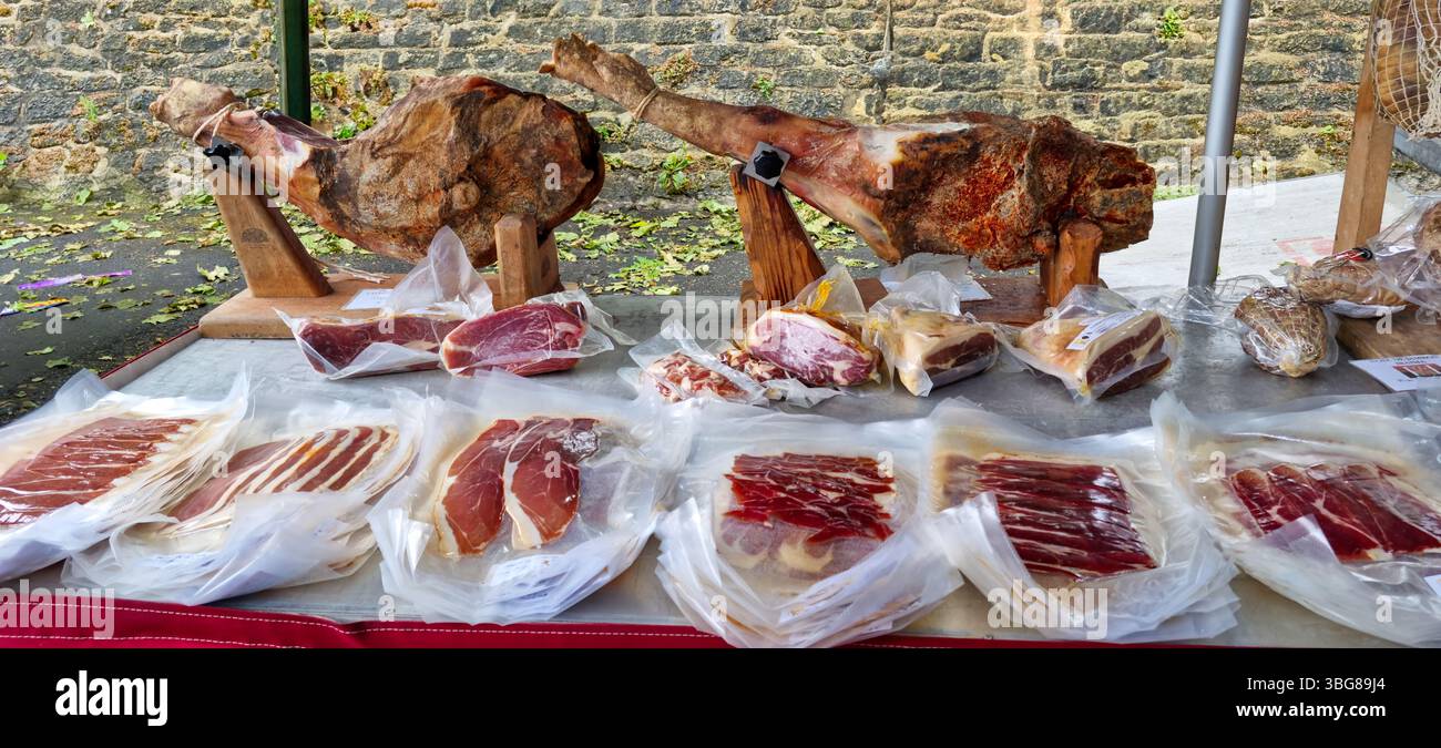 Marché Amboise, France - 5,2025 : étal de marché présentant jambon séché et portions tranchées Banque D'Images