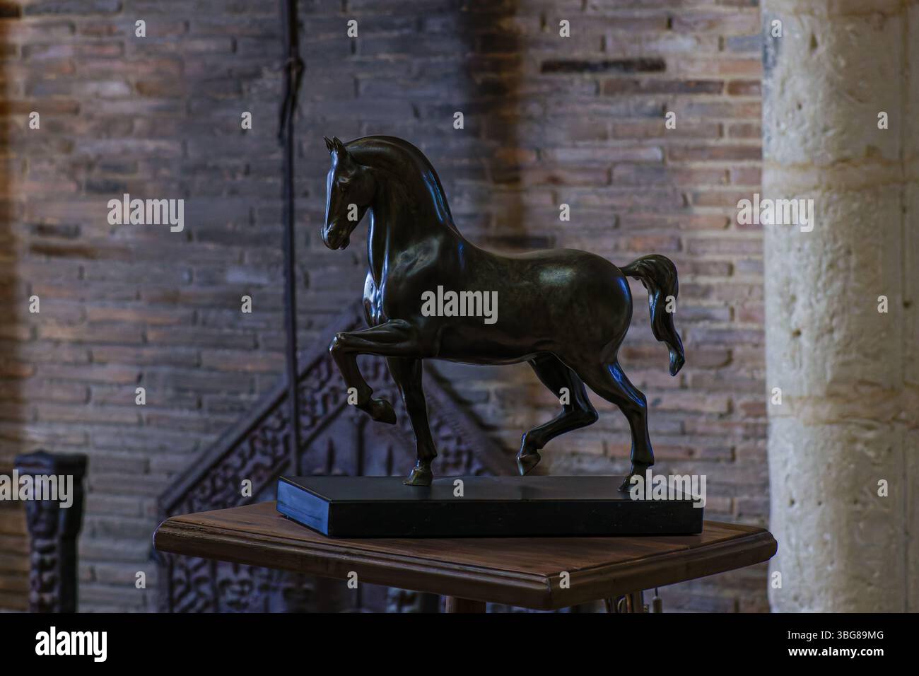 Château du Clos Lucé , France - 5,2025 : Statue de cheval en bronze dans un intérieur rustique Banque D'Images