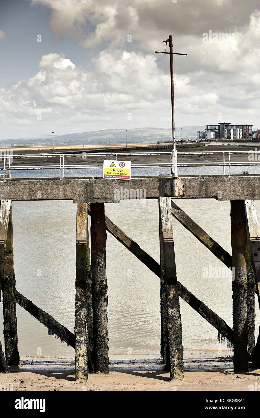 Rouille et bernacled jambes couvertes de vieux et fermé terminal de ferry RoRo sur l'estuaire de Wrye à Fleetwood Banque D'Images