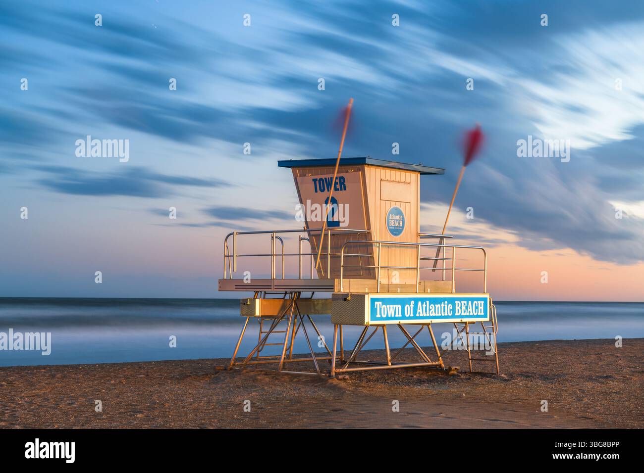 Atlantic Beach, Caroline du Nord, USA poste de sauveteur au crépuscule. Banque D'Images