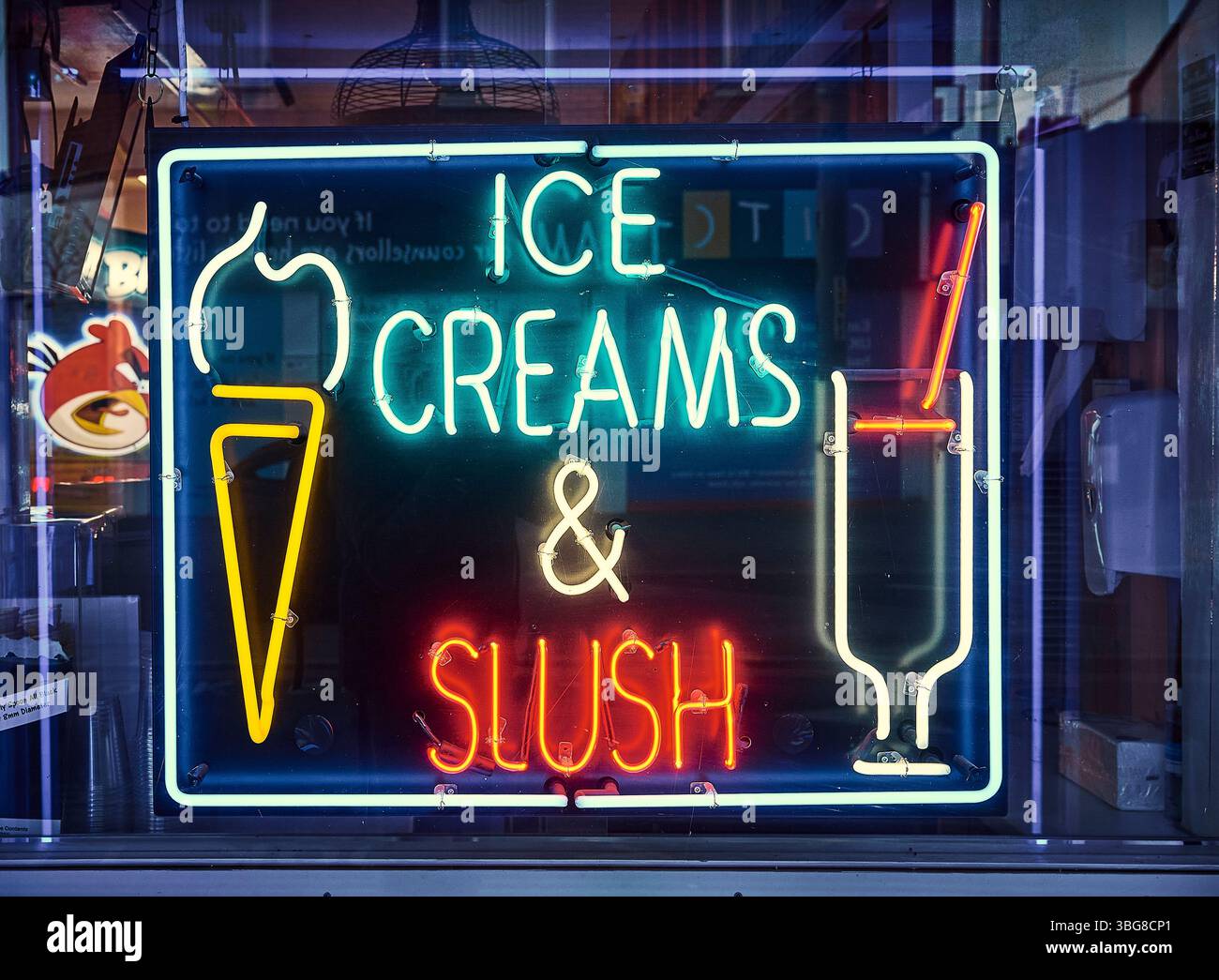 Slush Window Ice cream shop neon sign Banque de photographies et d’images à haute ...