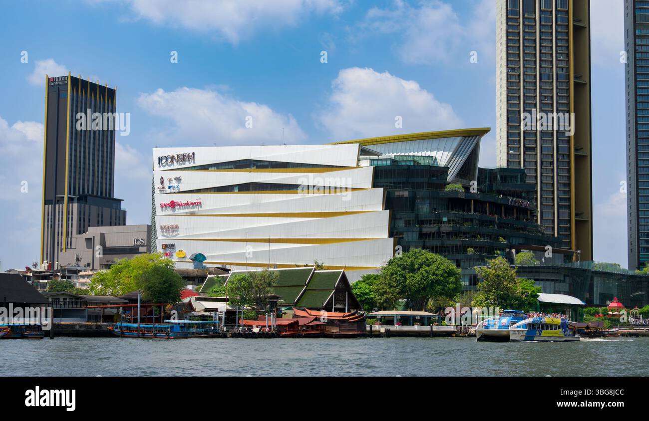 Le centre commercial iCONSIAM vu de la rivière Chao Phraya Bangkok, Thaïlande Banque D'Images