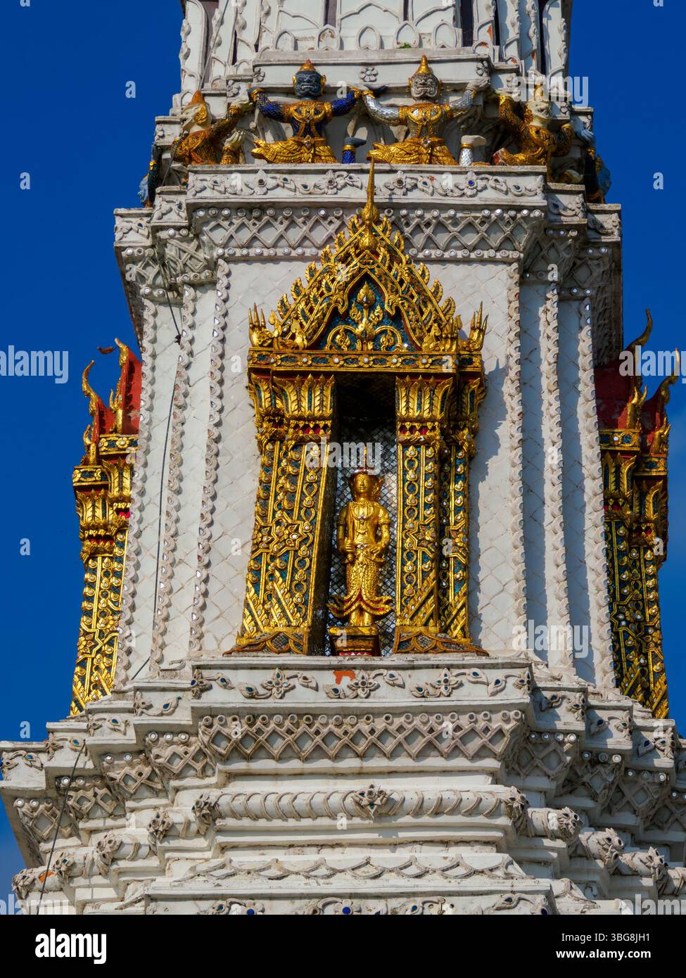 Figurine dorée représentant Bouddha sur un stupa au Palais Royal, Bangkok, Thaïlande. Banque D'Images