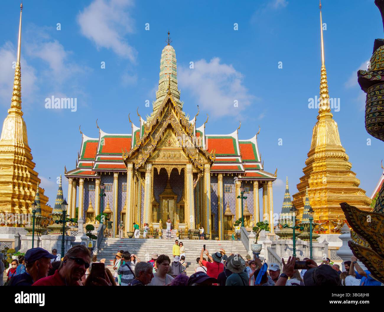 Vue de face du Grand Palais et du Temple du Bouddha d'émeraude - Wat Phra Kaew à Bangkok, Thaïlande. Banque D'Images