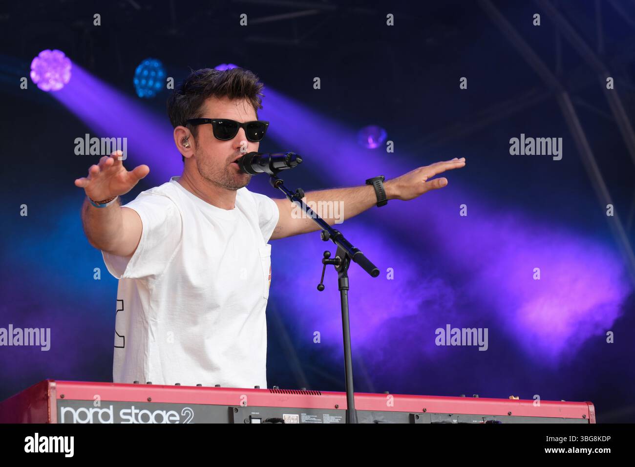 Roy Stride du Scouting for Girls se produit au Wychwood Festival, Cheltenham, Royaume-Uni. 30 mai 202 Banque D'Images