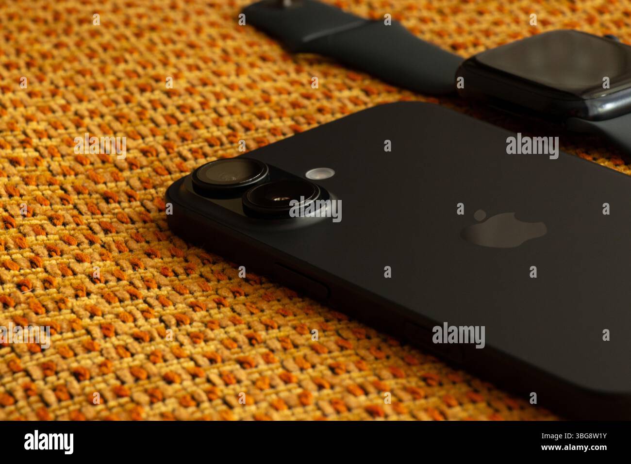 Ukraine Dnipro 04-06-2025 Apple Watch et iPhone 16 reposent sur un tissu marron, des gadgets modernes à la maison sur la table Banque D'Images