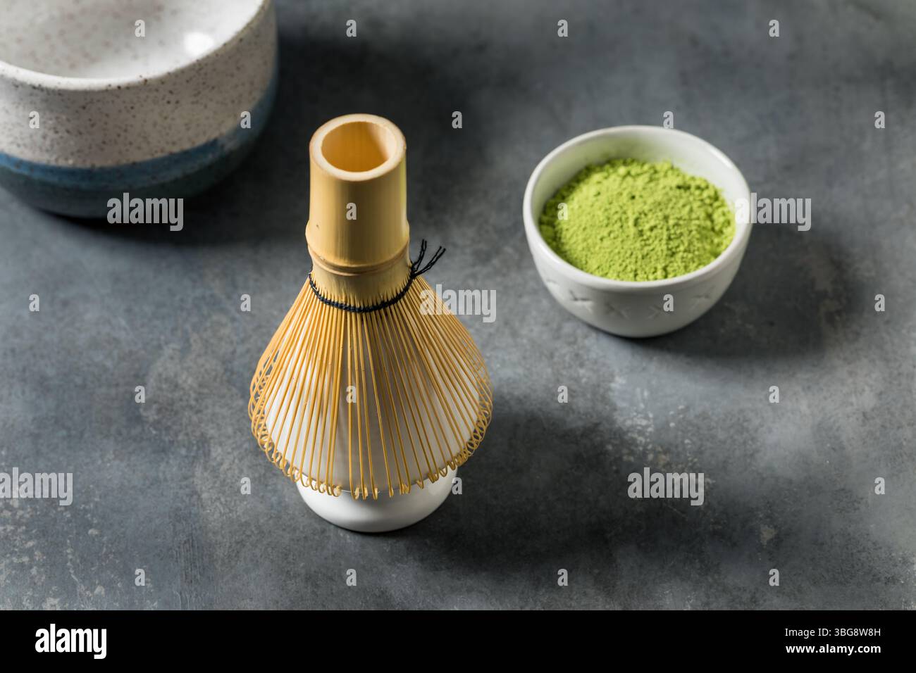 Fouet à thé Matcha en bois bambou prêt à l'emploi Banque D'Images