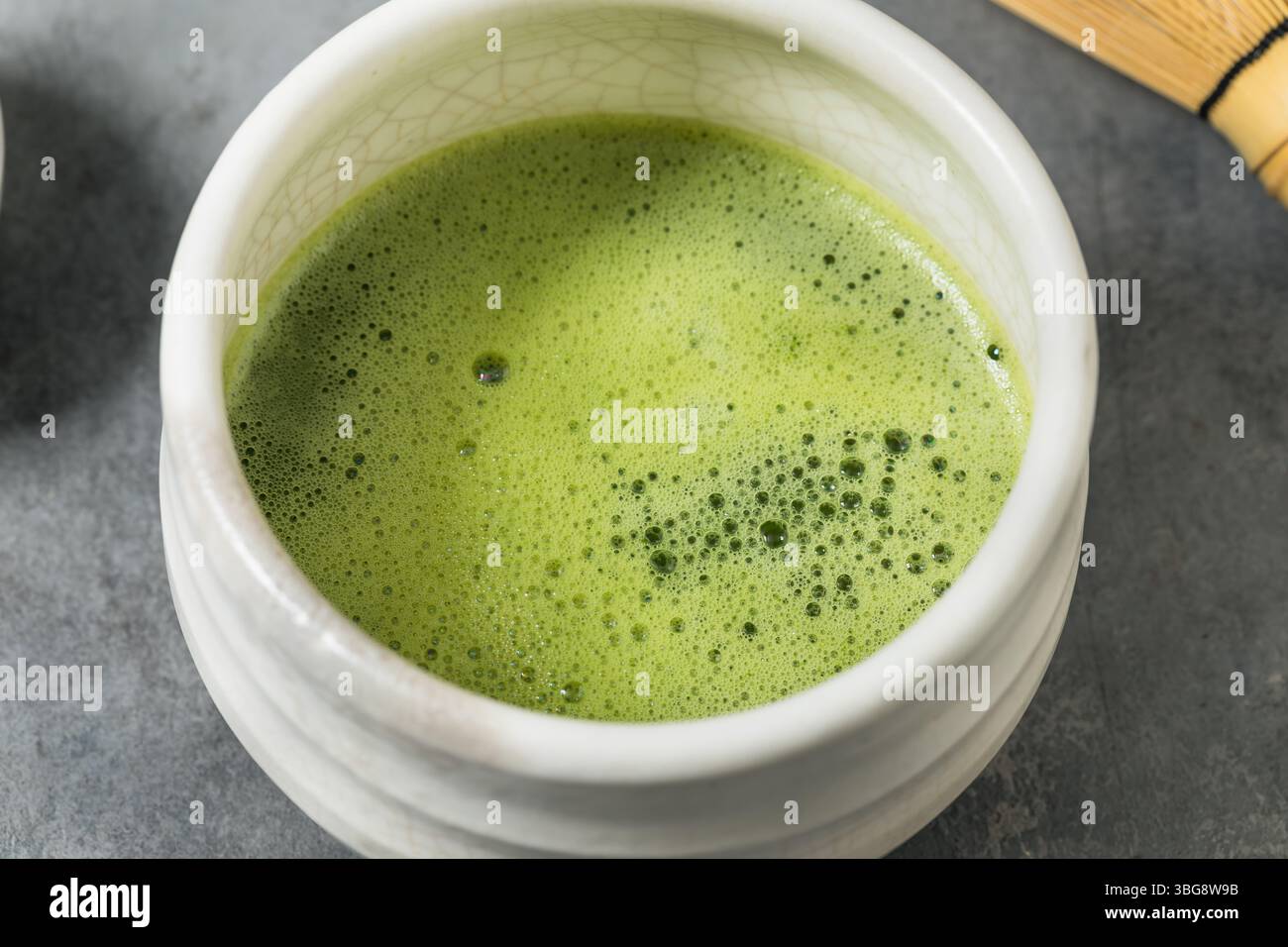 Thé Matcha japonais vert maison dans un bol traditionnel Banque D'Images