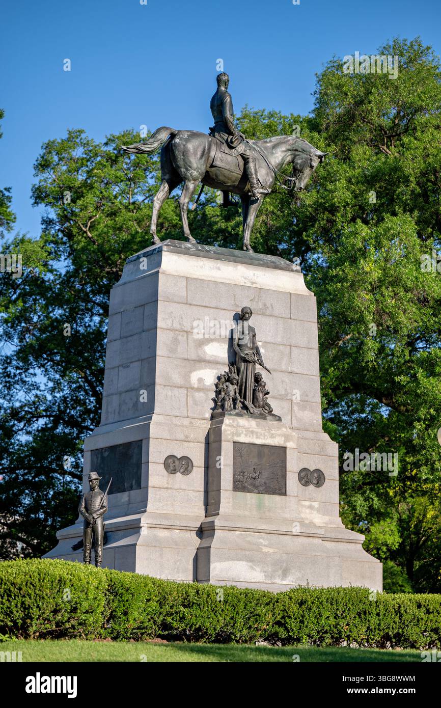 WASHINGTON DC — le monument du général William Tecumseh Sherman se trouve sur Sherman Plaza près de la Maison Blanche à Washington DC. Créé par le célèbre sculpteur Augustus Saint-Gaudens et dédié en 1903, cette statue équestre en bronze représente le célèbre général de la guerre de Sécession de l'Union à cheval, dirigé par une figure allégorique ailée de Victory. Le monument commémore le leadership de Sherman pendant la guerre de Sécession, y compris sa campagne décisive « Marche vers la mer » qui a aidé à assurer la victoire de l'Union. Banque D'Images