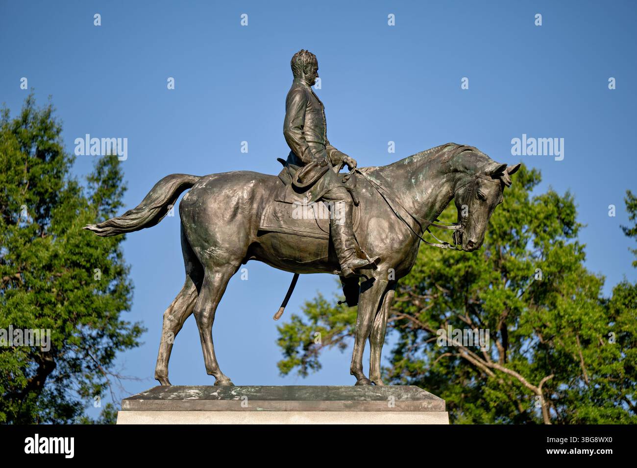 WASHINGTON DC — le monument du général William Tecumseh Sherman se trouve sur Sherman Plaza près de la Maison Blanche à Washington DC. Créé par le célèbre sculpteur Augustus Saint-Gaudens et dédié en 1903, cette statue équestre en bronze représente le célèbre général de la guerre de Sécession de l'Union à cheval, dirigé par une figure allégorique ailée de Victory. Le monument commémore le leadership de Sherman pendant la guerre de Sécession, y compris sa campagne décisive « Marche vers la mer » qui a aidé à assurer la victoire de l'Union. Banque D'Images
