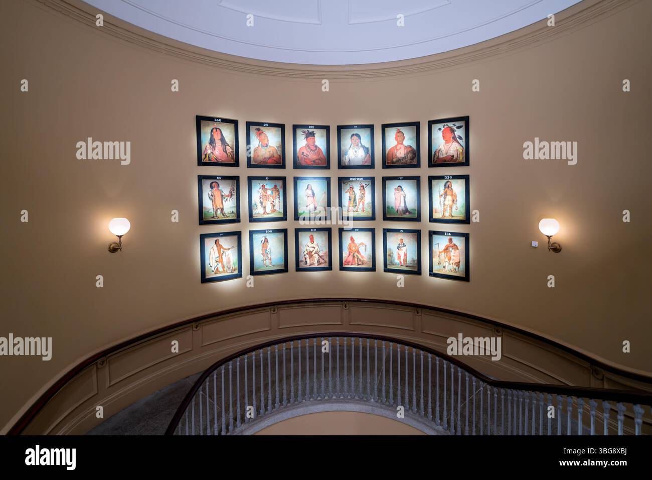 WASHINGTON DC — le Smithsonian American Art Museum abrite une vaste collection de portraits amérindiens de George Catlin, créés au cours de ses cinq expéditions à la frontière américaine entre 1830 et 1836. Catlin a parcouru plus de deux mille kilomètres le long de la rivière Missouri pour documenter ce qu'il percevait comme des cultures indigènes en voie de disparition, dépeignant les chefs tribaux des Sioux, des Assiniboines, des Séminoles et bien d'autres comme des individus dignes avec des personnalités distinctes. Son ambitieuse « Galerie indienne » présentait à l'origine plus de 330 portraits et de nombreuses autres peintures, qu'il exposa à Washi Banque D'Images
