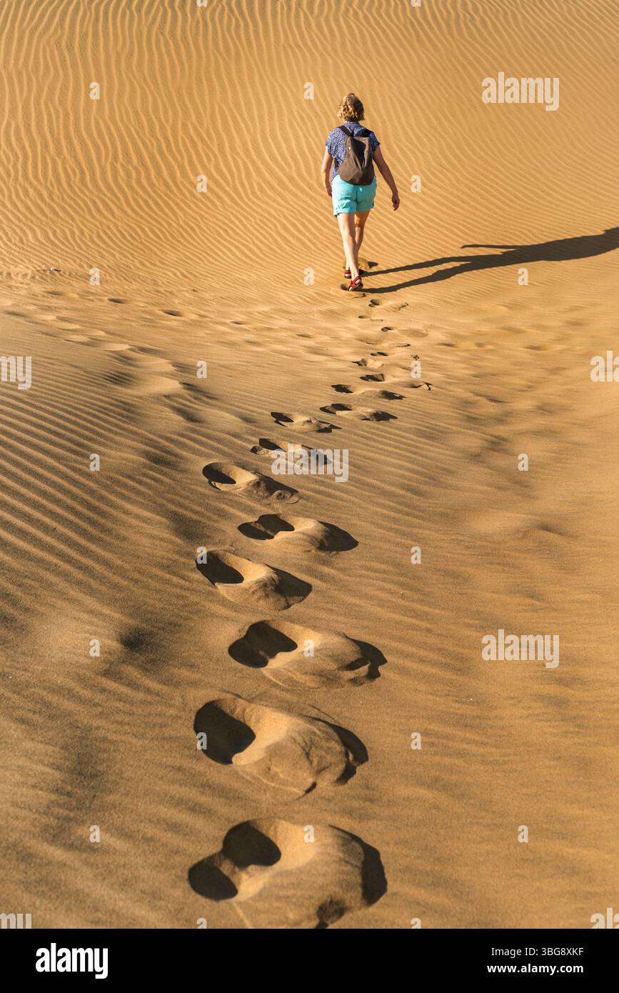 Femme marchant seule dans le désert Banque D'Images