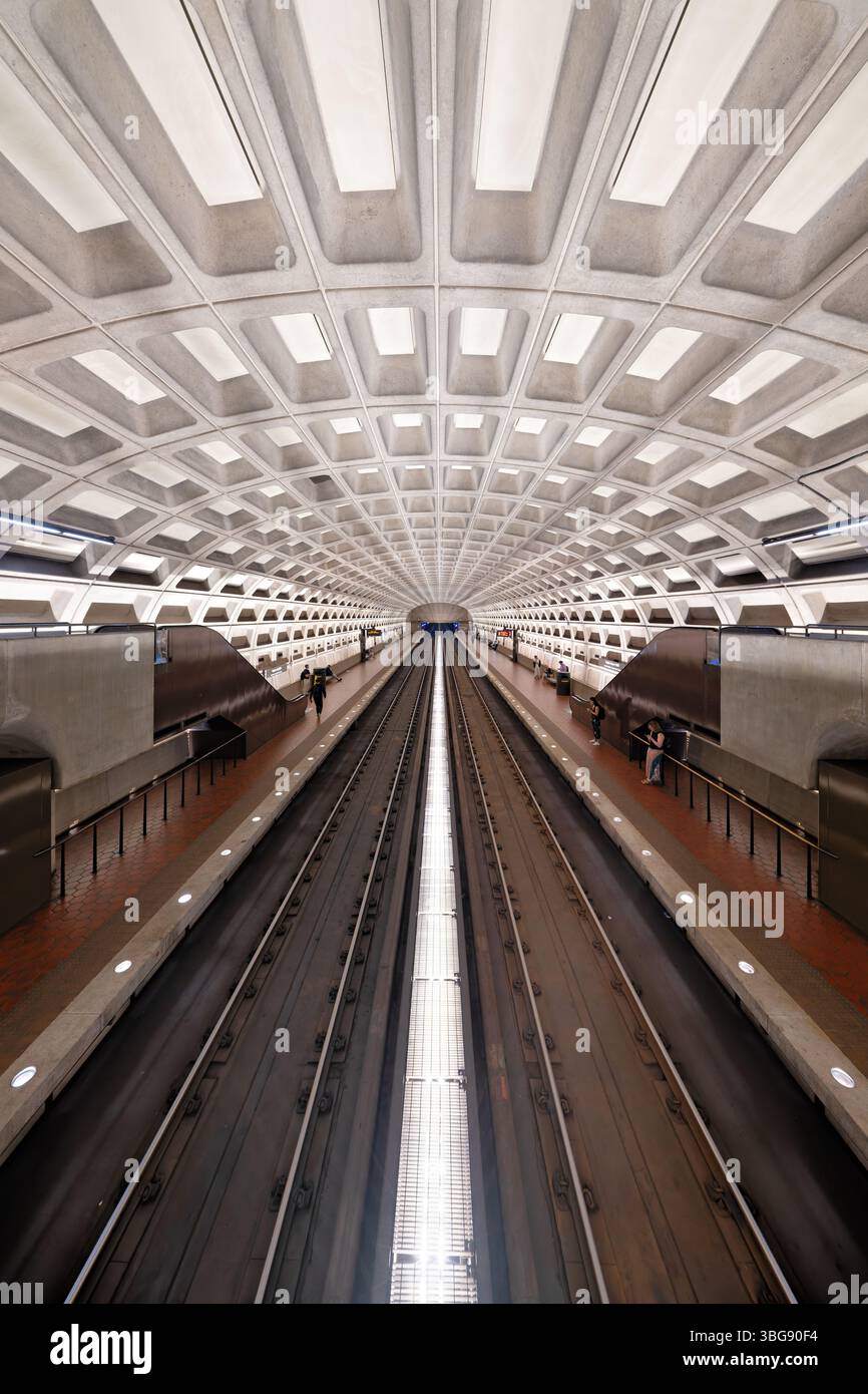ARLINGTON, Virginie — la station de métro de Washington à Virginia Square présente la conception distinctive du plafond voûté en béton caractéristique du système de la Washington Metropolitan Area transit Authority (WMATA). Située dans le quartier Virginia Square à Arlington, cette station dessert les lignes Orange et Silver du métro. La station a ouvert ses portes en décembre 1979 dans le cadre de l'expansion du métro dans le comté d'Arlington. Virginia Square Metro est nommé d'après le quartier environnant et est situé près de plusieurs établissements d'enseignement, y compris le campus d'Arlington de George Mason Uni Banque D'Images
